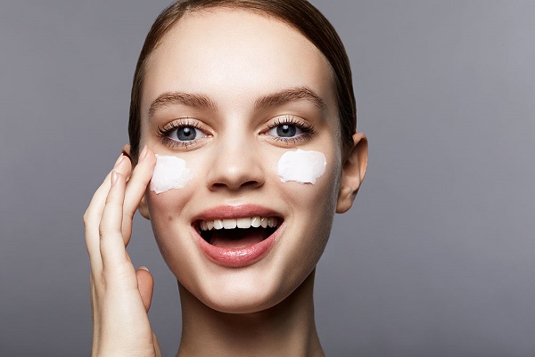Adult Skin Breakouts: The Benefits of Using Natural Acne Skincare