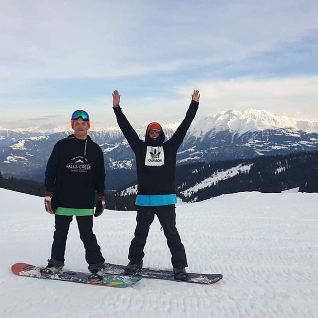 Fresh snow, beers and buddies!! Nothing better!! Very good times on the hills right now everyone #gosnowboarding #snowboarding #ourcustomersrule #twelvefamily #twelveboardstore #snowboards