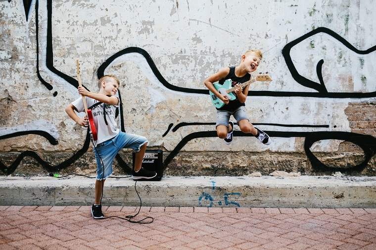 kids playing guitar