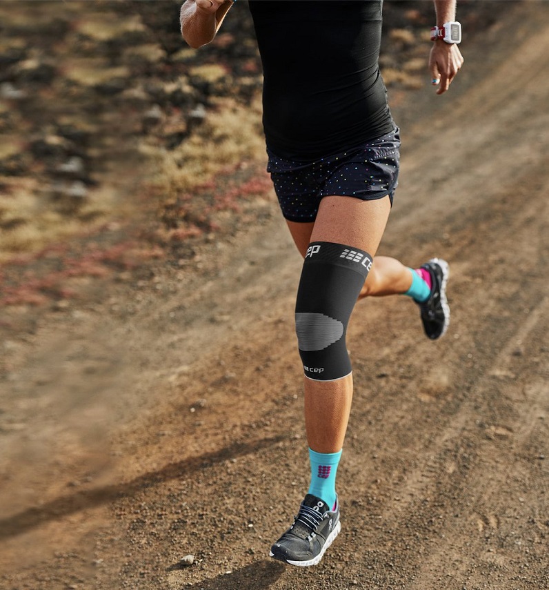 woman wearing knee brace while running