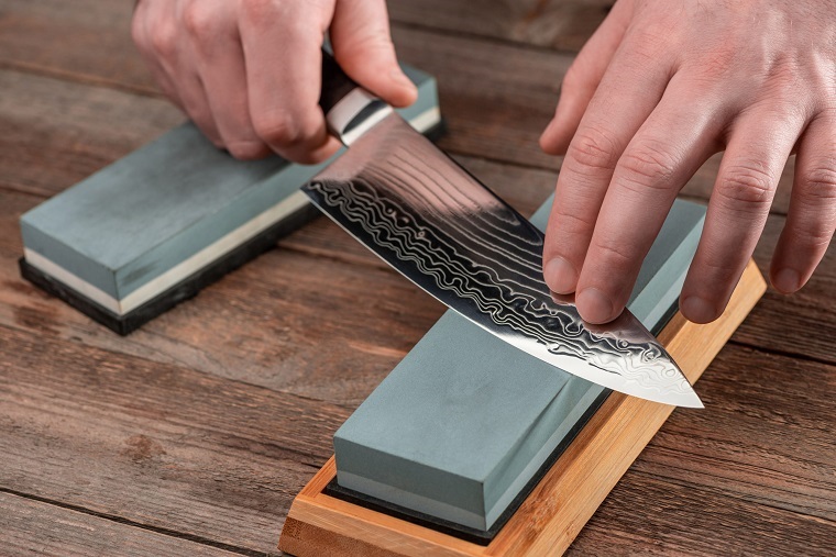 Using a whetstone