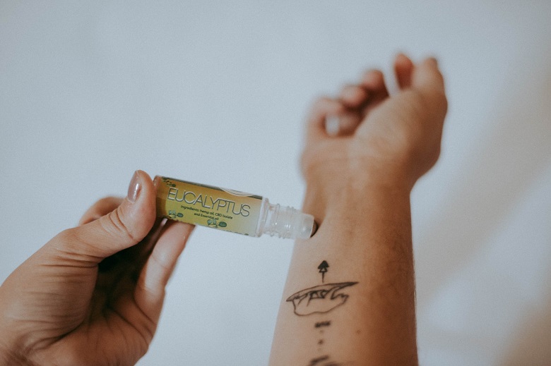 picture of a person appling an eucalyptus essential oil on te hand