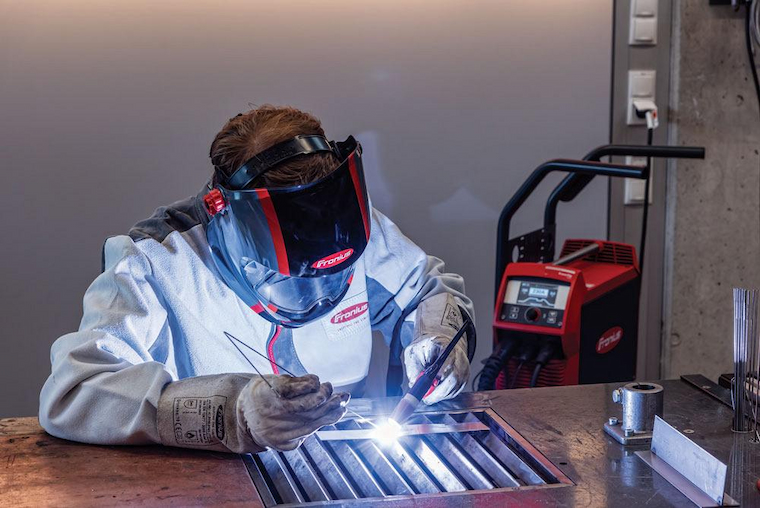 welding-helmet-darkening